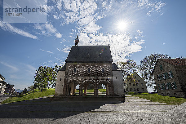 Deutschland  Hessen  Lorsch  Sonne scheint über der Torhalle des Klosters Lorsch