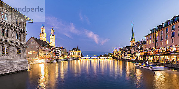 Schweiz  Kanton Zürich  Zürich  Fluss Limmat zwischen beleuchteten Altstadt-Ufergebäuden in der Abenddämmerung
