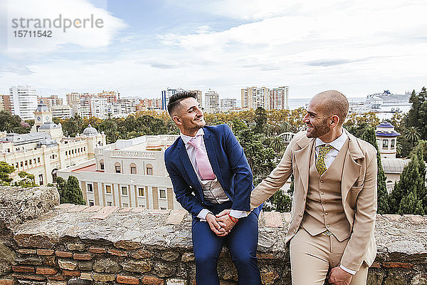 Elegantes schwules Paar hält sich an einem Aussichtspunkt über der Stadt an den Händen  Malaga  Spanien