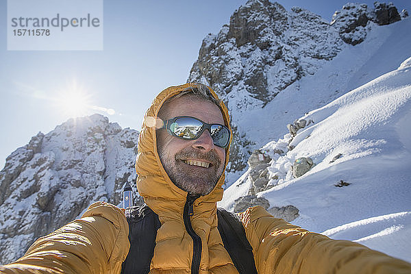 Selfie eines glücklichen Bergsteigers auf verschneitem Berg  Lecco  Italien