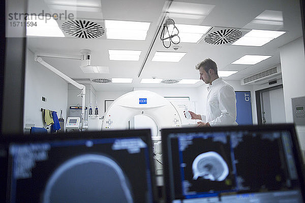Radiologe an einem Röntgengerät in einem Krankenhaus