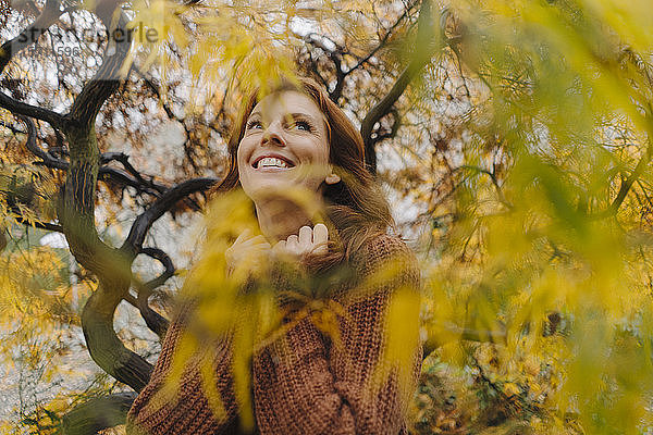 Porträt einer glücklichen Frau im Herbst