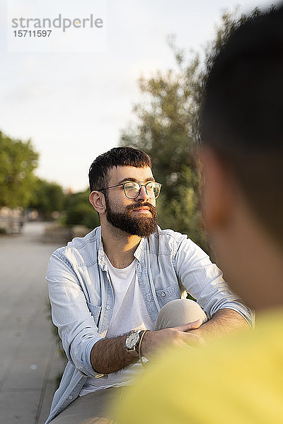 Porträt eines Mannes mit Bart und Brille im Freien
