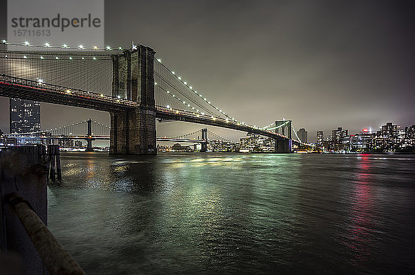 USA  New York  New York City  Beleuchtete Brooklyn Bridge bei Nacht