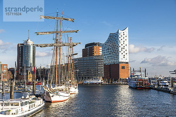 Deutschland  Hamburg  Segelschiff vor Anker im Hafen mit Elbphilharmonie im Hintergrund