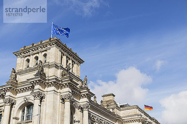 Deutschland  Berlin  Europäische Union und deutsche Flaggen auf der Spitze des Reichstagsgebäudes