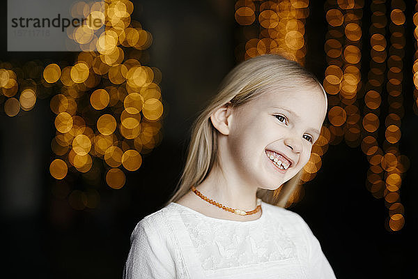 Porträt eines glücklichen blonden Mädchens zur Weihnachtszeit