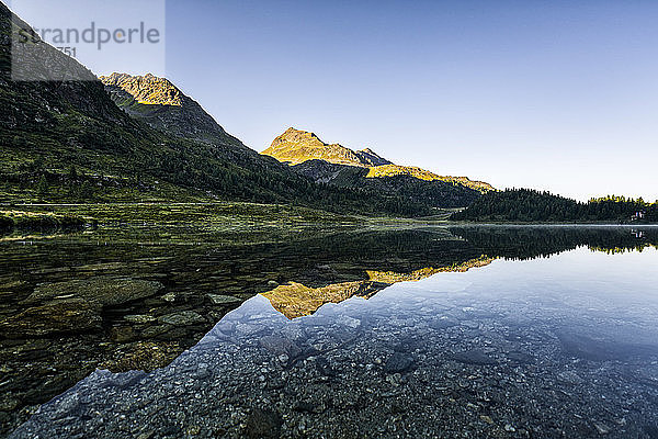 Österreich  Osttirol  Glänzender See mit spiegelnden Bergen im Defereggental