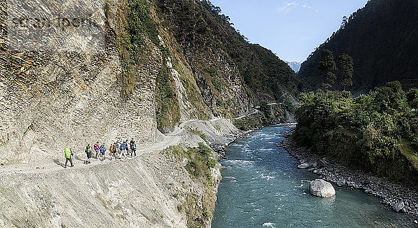 Wandergruppe in Phedi  Dhaulagiri Circuit Trek  Himalaya  Nepal