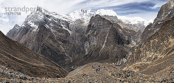Wanderer auf dem Tsaurabong-Gipfel  italienisches Basislager  Dhaulagiri-Rundwanderung  Himalaya  Nepal