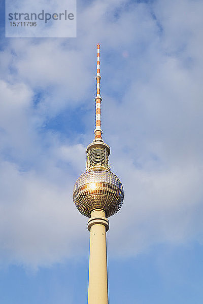 Deutschland  Berlin  Niedrigwinkelansicht des Berliner Fernsehturms gegen die Wolken stehend