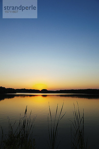 USA  Florida  Klarer Himmel über dem See im Everglades-Nationalpark bei Sonnenuntergang