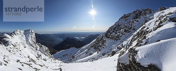 Panoramablick über verschneite Berge  Lecco  Italien