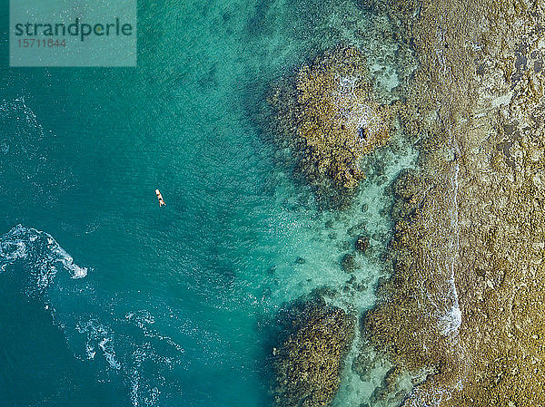 Luftaufnahme eines Surfers  Sumbawa  Indonesien