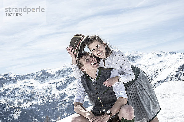 Glückliches Paar in den verschneiten Bergen  Bundesland Salzburg  Österreich