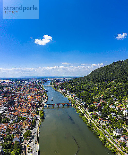 Deutschland  Baden-Württemberg  Heidelberg  Altstadt und Brücke über den Neckar im Sommer