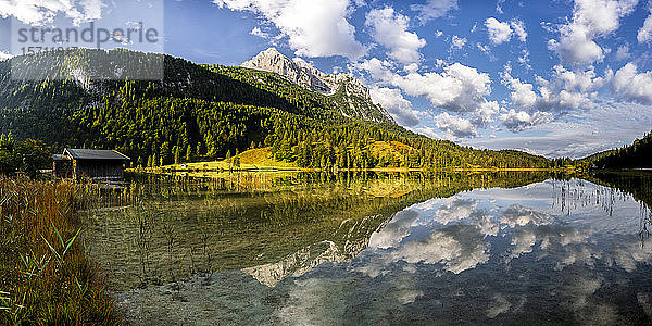 Deutschland  Bayern  Panoramablick auf den glänzenden Ferchensee