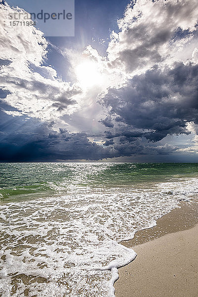 USA  Florida  Sonne scheint über dem Sandstrand der Küste des Golfs von Mexiko