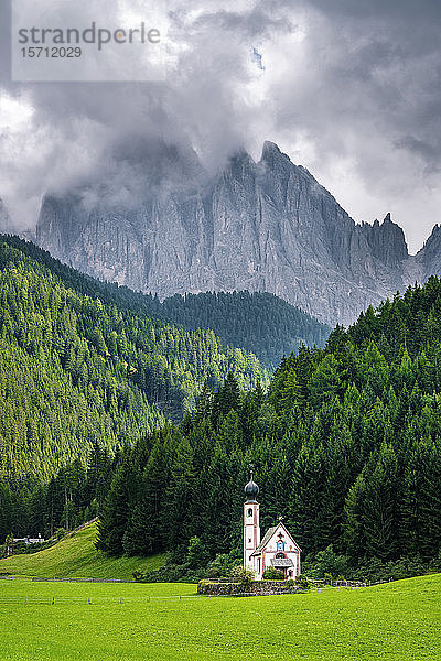 Italien  Südtirol  Szenische Ansicht der Kirche St. Johannes in Ranui mit Gruppo delle Odle im Hintergrund