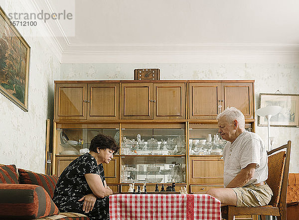 Älteres Ehepaar spielt zu Hause Schach