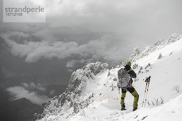Bergsteiger in der Ferne  Italienische Alpen  Lecco  Lombardei  Italien