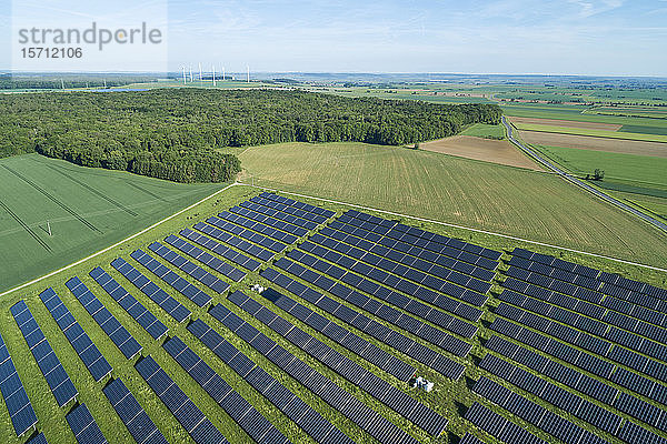 Deutschland  Bayern  Luftaufnahme eines Solarparks auf dem Land im Frühling