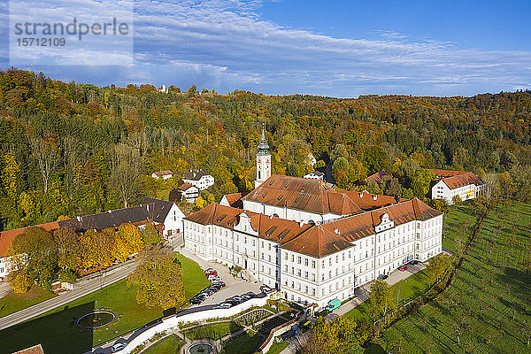 Deutschland  Bayern  Schaftlarn  Luftaufnahme der Abtei Schaftlarn im Herbst