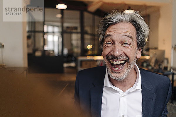 Porträt eines lachenden Senior-Geschäftsmannes im Amt