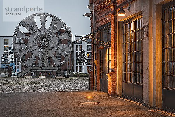 Deutschland  Hamburg  Barmbek  Hamburg Museum der Arbeit außen mit Tunnelbohrmaschine  TRUDE