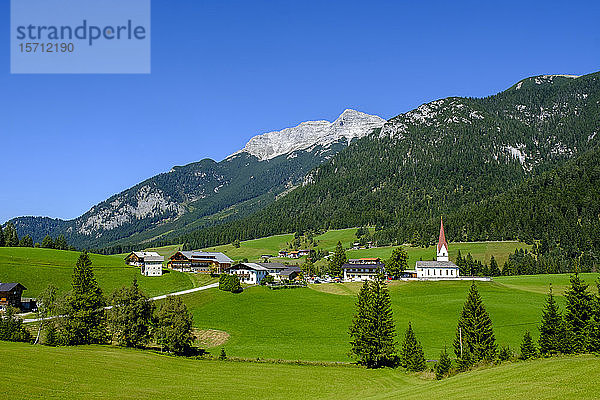 Österreich  Tirol  Steinberg am Rofan  Dorf auf dem Land mit Guffert im Hintergrund