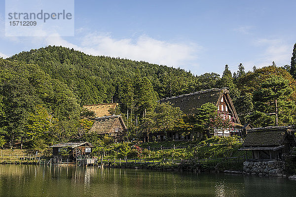 Japan  Takayama  Historisches Hida-Volkendorf mit bewaldetem Hügel im Hintergrund