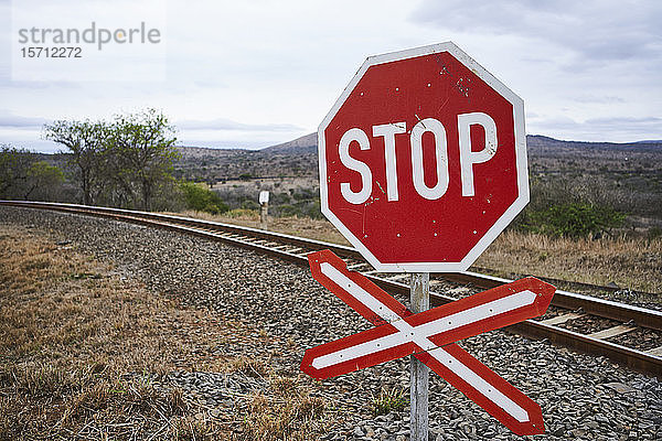 Stoppschild an einer Eisenbahnlinie  KwaZulu-Natal  Südafrika