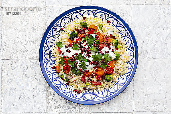 Couscous mit gegrilltem Gemüse: Karotten  Paprika und Brokkoli und Joghurt-Minz-Sauce  Petersilie  Granatapfelkerne