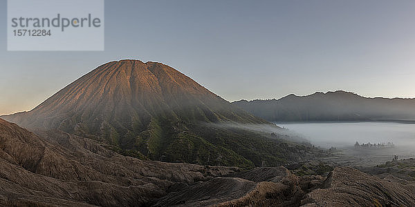 Indonesien  Ost-Java  Luftpanorama des im Morgennebel gehüllten Mount Bromo