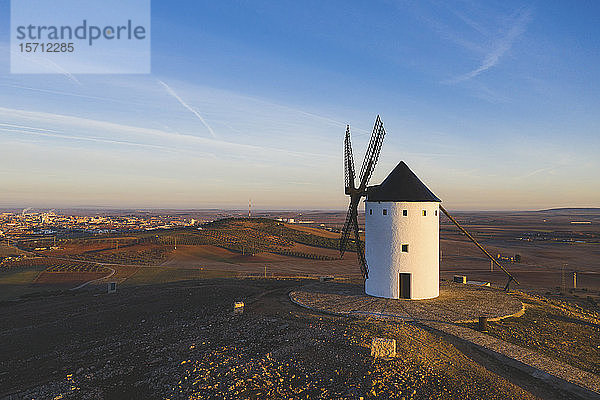 Spanien  Provinz Ciudad Real  Alcazar de San Juan  Windmühle auf dem Land in der Abenddämmerung