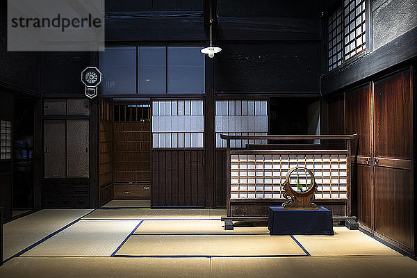 Japan  Takayama  Innenansicht einer traditionellen Sake-Kellerei