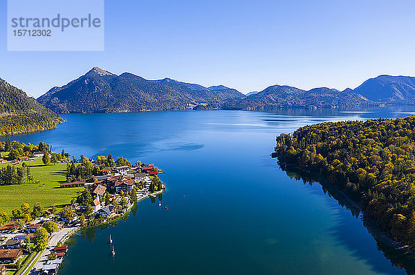 Deutschland  Bayern  Oberbayern  Luftaufnahme des Walchensees mit dem Dorf Walchensee  im Hintergrund der Jochberg