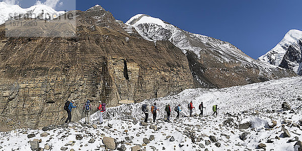 Trekkinggruppe am Chonbarden-Gletscher  Dhaulagiri Circuit Trek  Himalaya  Nepal