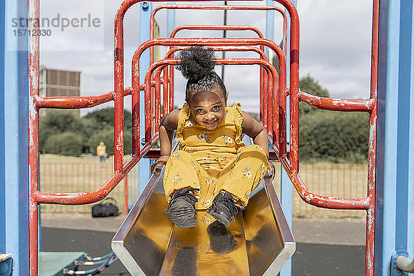 Porträt eines lächelnden Mädchens auf einem Spielplatz