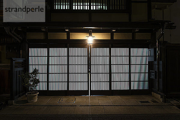 Japan  Takayama  Schiebetür eines traditionellen japanischen Hauses bei Nacht