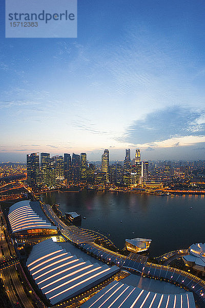 Singapur  Luftaufnahme der Bucht von Singapur Marina in der Abenddämmerung