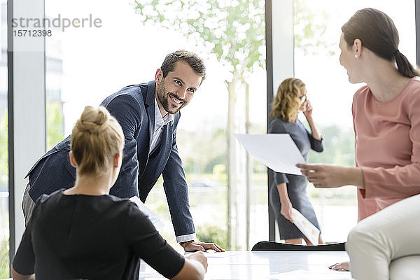 Zuversichtliches Geschäftsteam hat eine Besprechung im Büro