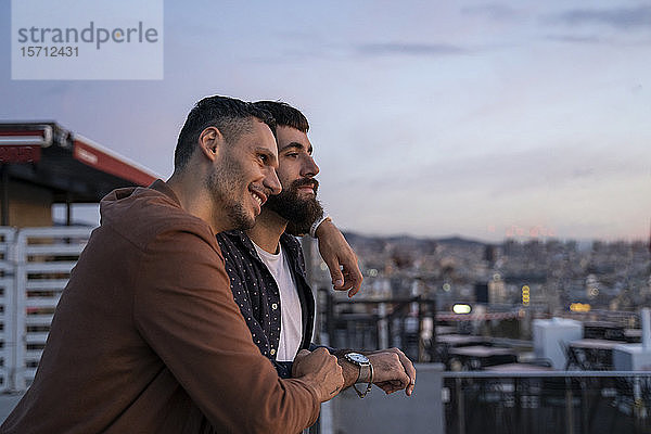 Schwules Paar auf dem Aussichtspunkt über der Stadt  Barcelona  Spanien