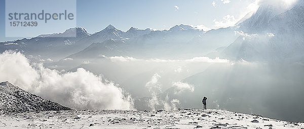 Mann im Lager Yak Kharka  Dhaulagiri Circuit Trek  Himalaya  Nepal