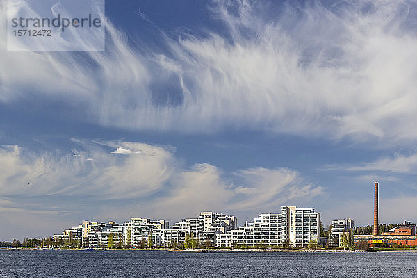 Finnland  Lahti  Wolken über dem Vesijarvi-See und modernen Wohngebäuden im Frühling