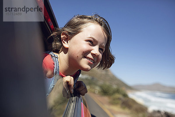 Porträt eines lächelnden Mädchens  das aus dem Autofenster schaut  Kapstadt  Westkap  Südafrika