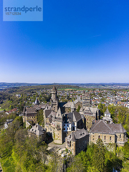 Deutschland  Hessen  Braunfels  Klarer blauer Himmel über Schloss Braunfels