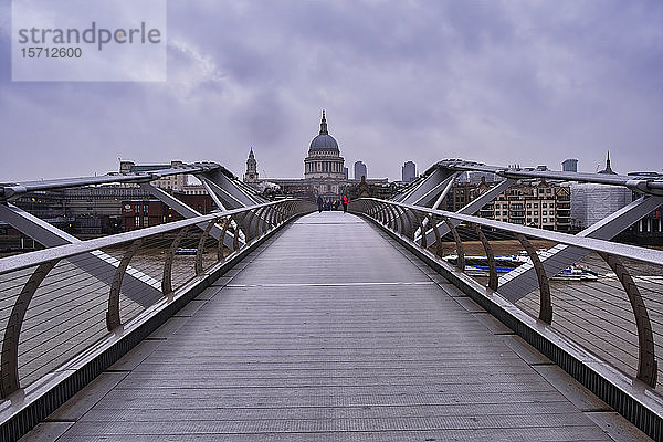 Großbritannien  England  London  abnehmende Perspektive der Millenniumsbrücke mit der Saint-Pauls-Kathedrale im Hintergrund
