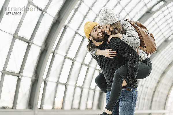 Glückliches junges Paar vergnügt sich auf dem Bahnsteig  Berlin  Deutschland