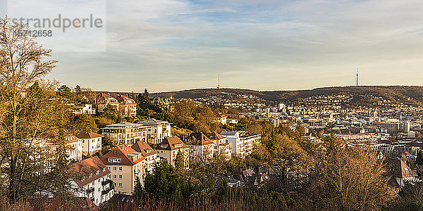 Deutschland  Baden-Württemberg  Stuttgart  Panorama der Stadt im Herbst